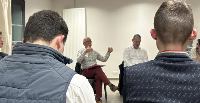photo  les jeunes ont détaillé leurs propositions devant les deux candidats aux municipales jean-françois ouvrard et richard cesbron.  &copy;  ouest-france 