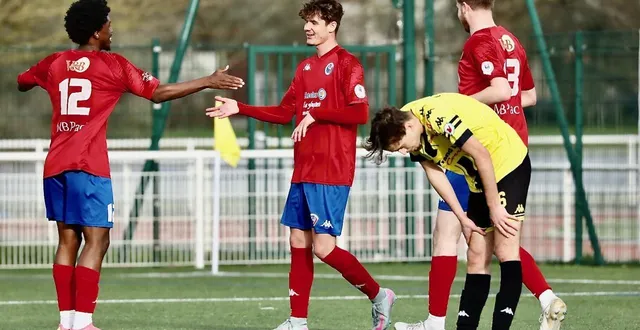 photo  la joie des deux buteurs pour château gontier : evan lhuissier (2 buts) et lomano asenko (1 but).  &copy;  sebastien dieu devienne 