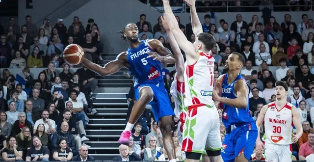 photo  adam mokoka, sous les yeux de petr cornélie, a donné le ton offensif à l’équipe de france en début de match.  &copy;  dominique breugnot/ouest-france 
