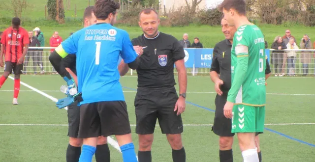 photo  les deux capitaines au coup d’envoi : pasture pour les herbiers et théo charbonnier pour montilliers.  &copy;  ouest-france 