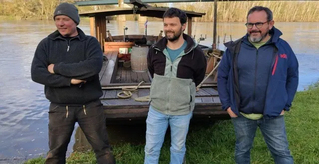photo  en bord de loire à saint florent-le-vieil, sébastien boudin, matthieu perraud et giovanni devant l’une des toues de croisière sur le fleuve.  &copy;  co 