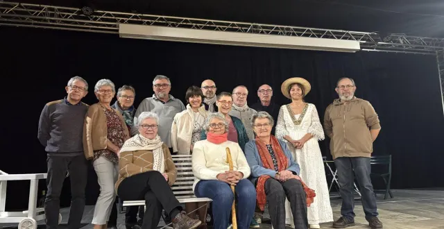 photo  la troupe de théâtre avant une des dernières répétitions autour du banc, personnage principal de la pièce selon patrick bardin le metteur en scène.  &copy;  ouest-france 