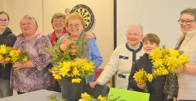 photo  ici à la résidence espace et vie, les bouquets ont été offerts aux mamies dans une joyeuse ambiance par les bénévoles du ccas.  &copy;  le maine libre 