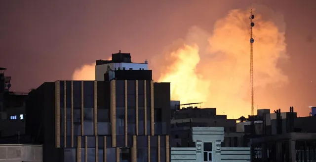 photo  de la fumée et des flammes s’échappent de bâtiments situés à téhéran, au deuxième jour de l’offensive israélo-américaine contre l’iran, dimanche 1er mars 2026.  &copy;  abedin taherkenareh / epa/maxppp 