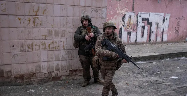 photo  des soldats ukrainiens effectuent une évacuation médicale près du front de la région de donetsk (est de l’ukraine), le 27 février 2026.  &copy;  press service of the 93rd kholodnyi yar separate mechanized brigade of the ukrainian armed forces / reuters 