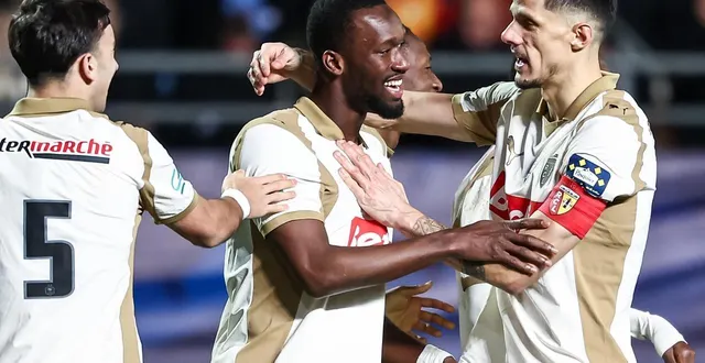 photo  après leur succès contre troyes, abdallah sima, florian sotoca et les lensois se déplacent à lyon pour les quarts de finale de la coupe de france.  &copy;  sameer al-doumy / afp 