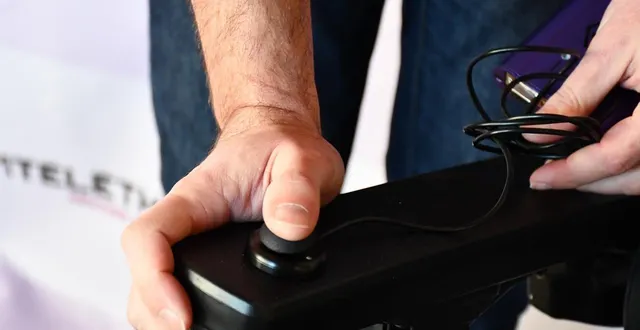 photo  l’entrepreneur développe des joysticks qui permettent d’utiliser un ordinateur, une tablette ou encore de jouer aux jeux vidéo. ces produits sont des dispositifs médicaux.  &copy;  co - justine brichard 