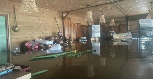 photo  située à béhuard (maine-et-loire), la guinguette d’antoine arnaud a été complètement inondée.  &copy;  caparica guinguette 