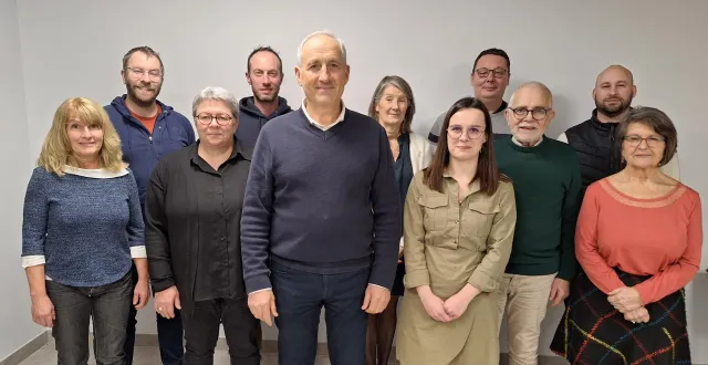 photo  de gauche à droite : au 1er rang, françoise desnos, laurence lecornué, francis cosnet, marine lemaitre, michel lopez, magali levallois ; 2e rang, benjamin noir, steven laigniel, marie-rose lelievre, david bourgoin, mikaël bontemps.  &copy;  le maine libre 