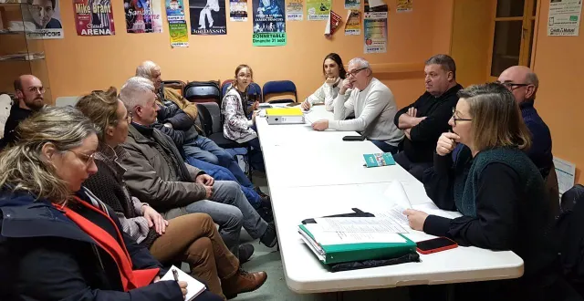 photo  les bénévoles du comité des fêtes réunis autour du bureau lors de l’assemblée générale.  &copy;  le maine libre 