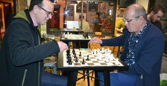 photo  en attendant d’avoir une salle l’échiquier club sabolien se retrouve régulièrement au ludobistrophile.  &copy;  le maine libre 