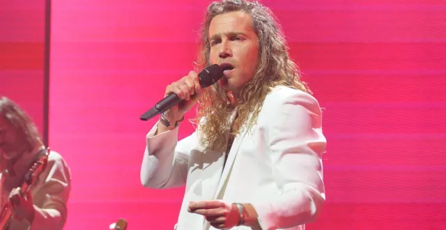 photo  julien doré repart en tournée avec « le pestacle ». avec des tableaux spectaculaires, il reprendra ses plus grands succès.  &copy;  le maine libre 