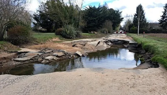 photo  la route des bas, située à juigné-sur-loire (maine-et-loire), a été fortement endommagée après les inondations.  &copy;  document remis / alexandre galbrun 