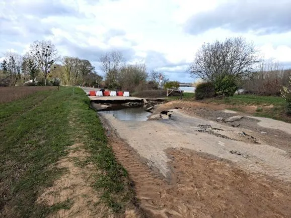 La route départementale est actuellement fermée à la circulation. Document remis / Alexandre Galbrun photo la route départementale est actuellement fermée à la circulation. © document remis / alexandre galbrun