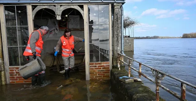 photo  la décrue des cours d’eau se poursuit en maine-et-loire. le nettoyage des zones inondées aussi.  &copy;  photo co - laurent combet 