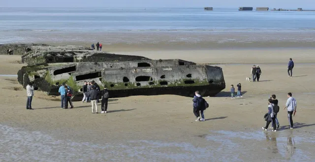 photo  arromanches et les vestiges du port artificiel font partie du dossier de candidature des plages du débarquement au patrimoine mondial.  &copy;  stéphane geufroi, archives ouest-france. 