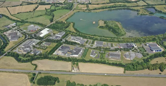 photo  le parc économique des ajeux, créé en 1992 le long de la rd 323.  &copy;  dr. 