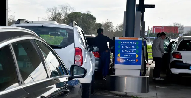 photo  niort, mendès-france, lundi matin 2 mars 2026. les premiers conducteurs inquiets par la situation géo-polique au moyen-orient anticipent leur plein de carburant.  &copy;  co - marie delage 