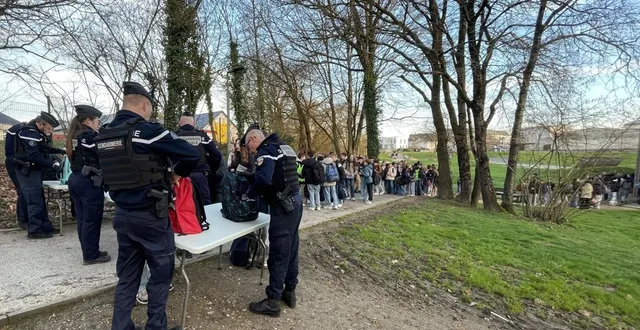 photo  six gendarmes ont inspecté les affaires des élèves du collège helder-camara, à treillières, ce lundi 2 mars 2026.  &copy;  ouest-france 