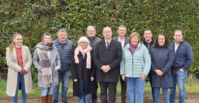 photo  de gauche à droite. au 1er rang : salomé pottier, mylène gaslain, françoise marchand, françois montambault, magali roullier, mélanie nogues, pierre-emmanuel more. au 2e rang : jean-pierre mauquet, jacques duvent, ludovic sagot et romain ruel.  &copy;  photo transmise par françois montambault 