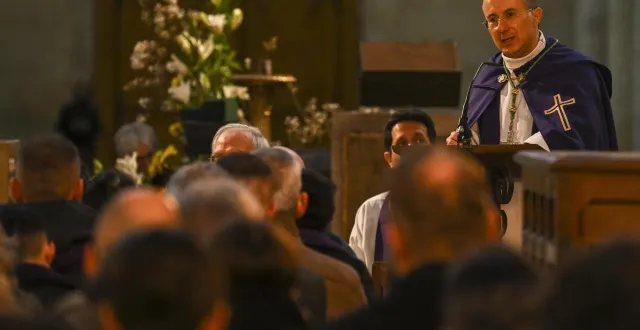 photo  il s’agit de la cinquième visite pastorale de mgr vuillemin dans le diocèse du mans, découpé en neuf secteurs.  &copy;  archives le maine libre – denis lambert 