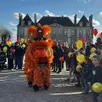 photo la danse du lion attiré de nombreuses familles.