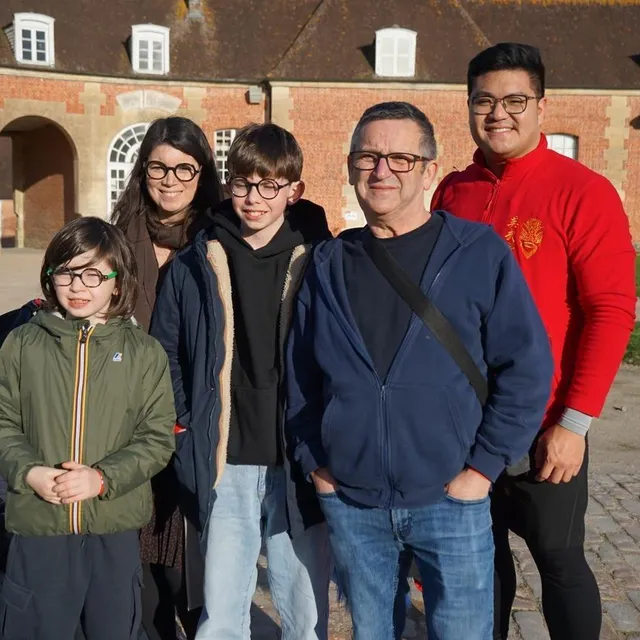 Noémie, entourée de ses enfants et de leur grand-père, pose aux côtés d’un artiste de la danse du lion au haras du Pin. Ouest-France photo noémie, entourée de ses enfants et de leur grand-père, pose aux côtés d’un artiste de la danse du lion au haras du pin. © ouest-france