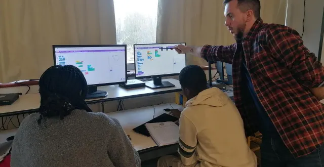 photo  en petit groupe, le professeur de mathématiques sammy doutre, peut accompagner chaque élève. du sur-mesure pour « quechacun puisse avancer à son rythme ».  &copy;  ouest-france 