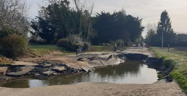 photo  entre les ponts-de-cé et juigné-sur-loire, une crevasse a perforé la départementale, suite à la crue de la loire  &copy;  vélo club madeleine 