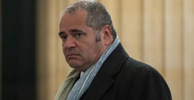 photo  françois thierry, ancien chef de l’office français de lutte contre les stupéfiants (ocrti), patiente devant la salle d’audience pour l’ouverture de son procès pour complicité de trafic de stupéfiants aux côtés de 17 coaccusés, au tribunal de bordeaux, le 2 mars 2026.  &copy;  philippe lopez / afp 