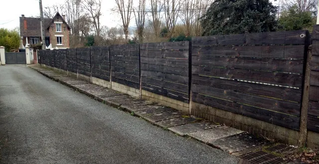 photo  au premier plan, les dalles qui se soulèvent lors du passage du camion-poubelles. au centre, le muret qui a dû être reconstruit après un choc en novembre 2025.  &copy;  ouest-france 