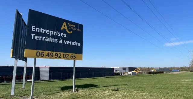 photo  cinq parcelles ont été vendues par la cdc terres d’argentan, jeudi, dont quatre dans la zone actival d’orne à sarceaux et écouché-les-vallées, à l’entrée d’argentan.  &copy;  ouest-france 