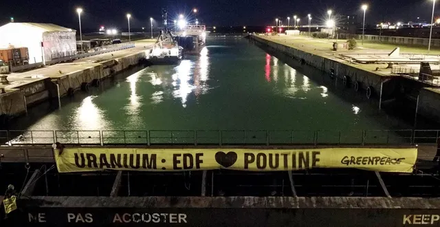 photo  cette photo prise et diffusée le 2 mars 2026 par greenpeace france montre une banderole sur laquelle on peut lire « uranium : edf *aime* poutine », accrochée par des militants de greenpeace qui bloquent une écluse dans le port de dunkerque (nord).  &copy;  greenpeace / handout via afp 