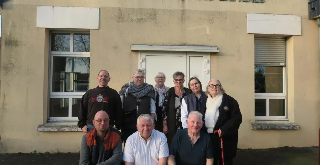photo  bruno richefeu, jérôme berson, raymond loison, jérôme breton, christelle richefeu, claudine boulard, florence greneaux, laurence guihot, christiane pay et florence le pavec, membres du bureau, devant la maison de quartier.  &copy;  ouest-france 
