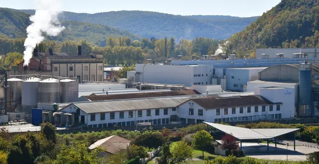 photo  l’usine des papeteries condat à lardin-saint-lazare, en dordogne, photographiée le 13 octobre 2025.  &copy;  pascal lachenaud / archives afp 