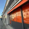photo  les gérants de la boulangerie henri-iv de la flèche (sarthe) ont annoncé pouvoir rouvrir leur établissement dès ce mercredi 4 mars 2026, après un peu plus d’une semaine de fermeture imposée. 