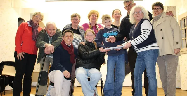 photo  une partie de la troupe autour de manon (assise) qui fera ses premiers pas sur scène en tant que comédienne avec un rôle parlé.  &copy;  ouest-france 