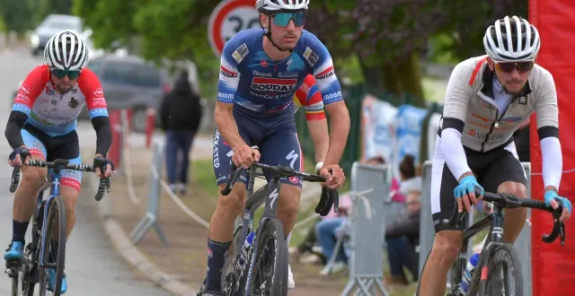 photo  simon defrance (au centre) espère désormais briller sur paris-roubaix le 2 avril.  &copy;  co - marie delage 
