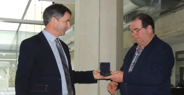 photo  jean-michel heurtebise (à droite) en 2023 lorsqu’il a reçu, par le maire de parcé, michel gendry, la médaille de la ville.  &copy;  archives le maine libre 