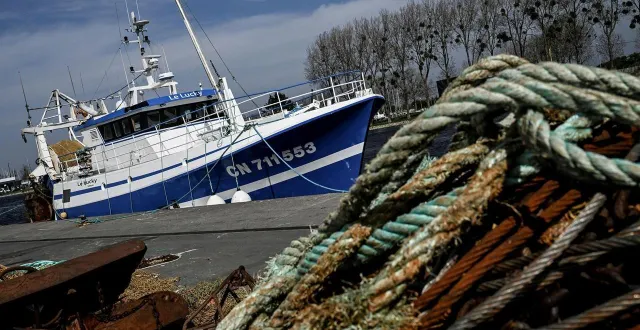 photo  depuis qu’il a été saisi par la justice dans le cadre d’un trafic de drogue, le « lucky » n’a pas quitté le quai charot, à ouistreham. le bateau sera vendu aux enchères, le 31 mars 2026. le prix de vente de départ est fixé à 100 000 €.  &copy;  martin roche/archives ouest-france 