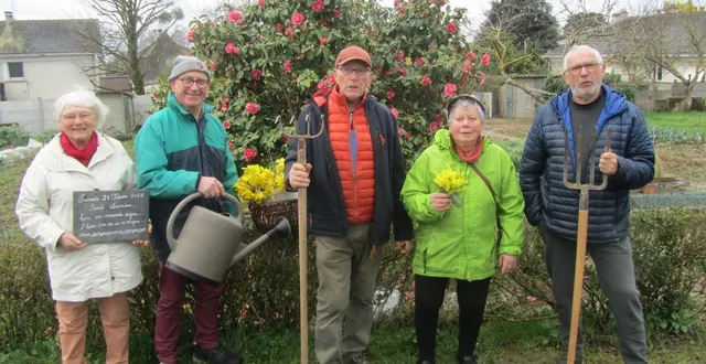 photo  une partie du bureau de l’association des jardins familiaux du joli coin de terre, implanté sur les deux sites du chemin des minières et du pâtis. au centre, le président robert barais.  &copy;  co 