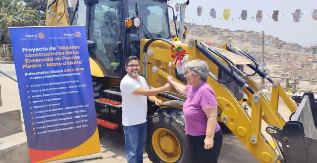 photo  le rotary club du perche a offert une tractopelle à des habitantes d’un bidonville à lima.  &copy;  rotary club mortagne et le perche 