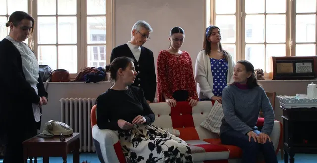 photo  en ce début mars 2026, la troupe des jourdain du loir présentera sa nouvelle pièce « huit femmes » au théâtre de la halle-au-blé de la flèche (sarthe).  &copy;  jean-françois joly 