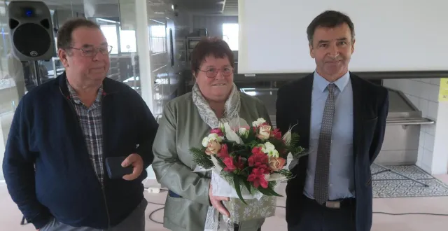 photo  jean-michel heurtebise (à gauche), aux côtés de son épouse, avait été honoré en marge de la cérémonie des vœux 2023 à parcé-sur-sarthe par le maire michel gendry.  &copy;  archives ouest-france 