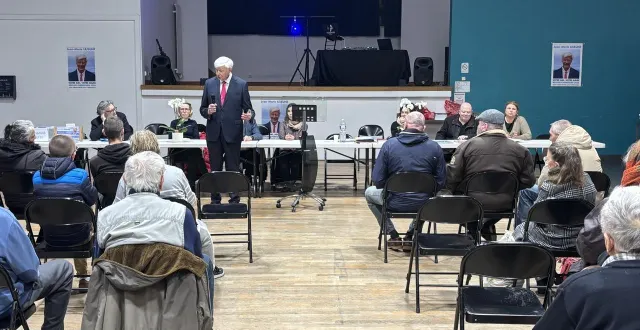 photo  le 15 janvier 2026 en soirée, le meeting de lancement de campagne de jean-marie lejeune faisait un flop avec 26 personnes dans la salle. un mois et demi plus tard, la liste présentée le 27 février a été invalidée par la préfecture de la manche.  &copy;  ouest-france 