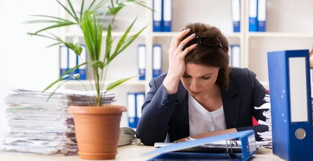 photo  après la pandémie, les taux de burn-out ont augmenté dans tous les secteurs. les recherches montrent que le climat de travail, la reconnaissance et la qualité du leadership pèsent davantage que le simple nombre d’heures travaillées. elnur/shutterstock  &copy;  photo : elnur/shutterstock via the conversation 