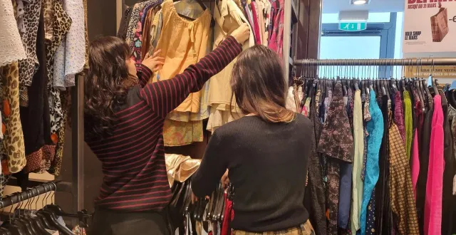 photo  les clients se pressent dans la boutique avant sa fermeture.  &copy;  ouest-france 