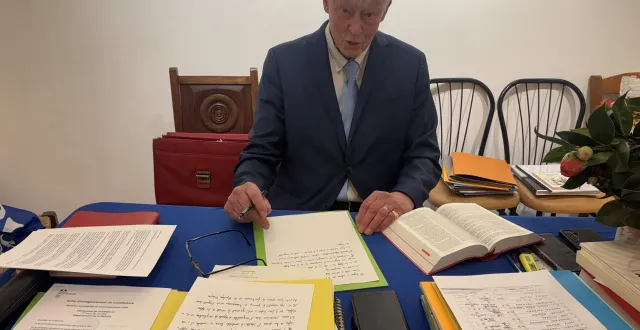 photo  jean-marie lejeune, candidat aux élections municipales de mars 2026 à cherbourg-en-cotentin (manche), à sa permanence, ce lundi 2 mars 2026 en soirée.  &copy;  ouest-france 