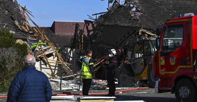 photo  bouloire, lundi 2 mars 2026. l’explosion a provoqué des dégâts impressionnants et mobilisé plus d’une cinquantaine de sapeurs-pompiers.  &copy;  le maine libre - denis lambert 