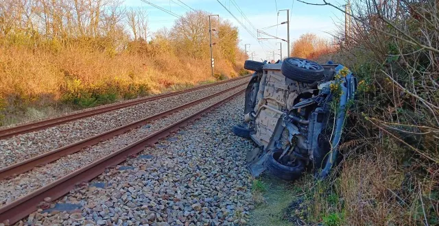 photo  une voiture est tombée sur la voie, dans le secteur de valognes, dans la manche, ce lundi 2 mars 2026.  &copy;  sncf nomad train 